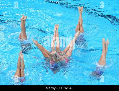 Saint Denis. 7 août 2024. Team France concourt lors de la routine acrobatique par équipe de natation artistique aux Jeux Olympiques de Paris 2024 à Saint-Denis, France, le 7 août 2024. Crédit : Xia Yifang/Xinhua/Alamy Live News Banque D'Images