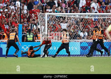 Marseille, France. 5 août 2024. Vue générale de l'intrus marocain Football/Football : L'intrus marocain est sécurisé par la sécurité lors des Jeux Olympiques de Paris 2024 demi-finale de football masculin entre le Maroc 1-2 Espagne au stade de Marseille à Marseille, France . Crédit : Mutsu Kawamori/AFLO/Alamy Live News Banque D'Images