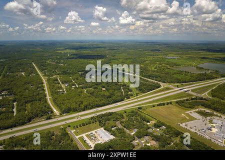 Intersection d'autoroute dans la zone rurale de Floride. Voies d'échange surélevées pour le passage express de véhicules Banque D'Images