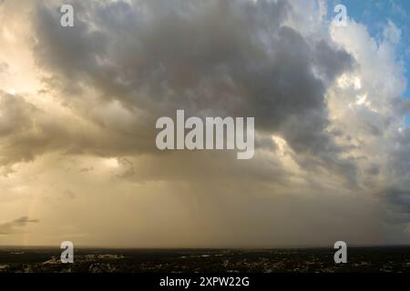 Pluie averse de l'eau se déversant des nuages orageux pendant l'orage d'été en Floride Banque D'Images