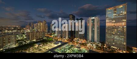 Vue depuis le dessus des bâtiments de gratte-ciel lumineux dans le quartier du centre-ville de Sunny Isles Beach en Floride, États-Unis. Touriste américain Banque D'Images