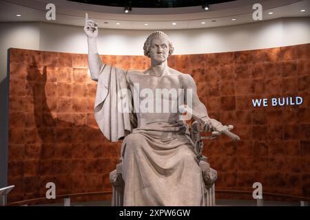 WASHINGTON D.C. (États-Unis) — la statue de George Washington par Horatio Greenough au Smithsonian American History Museum. Cette sculpture néoclassique, achevée en 1841, représente le premier président des États-Unis assis et commandé pour célébrer le centenaire de la naissance de Washington. La statue est une pièce importante dans la collection du musée, reflétant les premières initiatives artistiques américaines. Banque D'Images