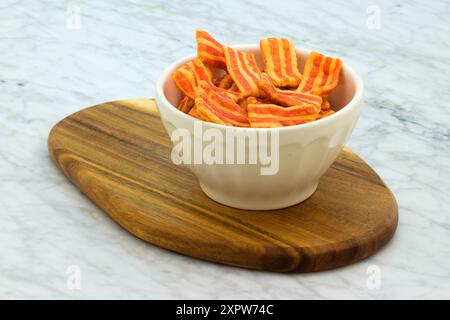 cuit au four, sans viande, chips de bacon à la farine de pomme de terre aromatisée artificielle. Banque D'Images