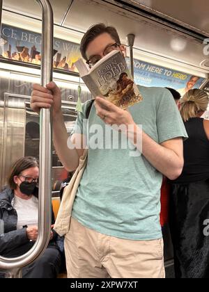 Les usagers du métro New-yorkais font la navette en semaine. Banque D'Images