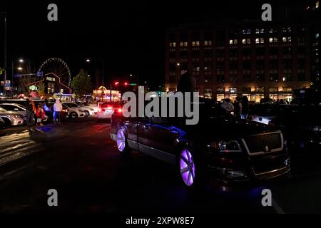 Seattle, États-Unis. 27 avril 2024. Voitures à une rencontre sur Alaskan Way. Banque D'Images