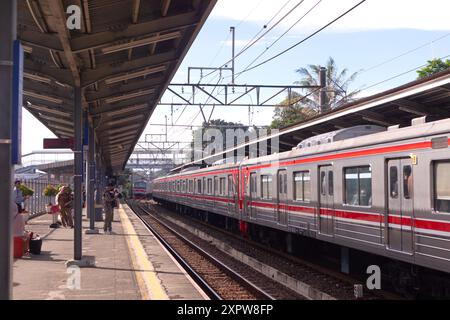 Jakarta, Indonésie - 08 février 2024 : un quai de train de banlieue à Jakarta. Le train de banlieue s'arrête à la gare de Lenteng Agung. Banque D'Images