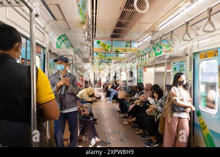 Jakarta, Indonésie - 08 février 2024 : vue à l'intérieur de la ligne de train de banlieue KRL. Train de banlieue bondé aux heures de pointe. Banque D'Images