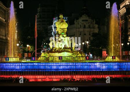 Madrid, Espagne. 07 août 2024. Ce soir, la fontaine de Cibeles a été illuminée aux couleurs du drapeau vénézuélien. Ce soir, le conseil municipal de Madrid a illuminé la fontaine de la Plaza de Cibeles et la façade du palais de Cibeles en hommage au peuple vénézuélien. Crédit : SOPA images Limited/Alamy Live News Banque D'Images