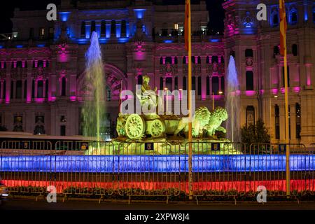 Madrid, Espagne. 07 août 2024. Ce soir, la fontaine de Cibeles a été illuminée aux couleurs du drapeau vénézuélien. Ce soir, le conseil municipal de Madrid a illuminé la fontaine de la Plaza de Cibeles et la façade du palais de Cibeles en hommage au peuple vénézuélien. Crédit : SOPA images Limited/Alamy Live News Banque D'Images