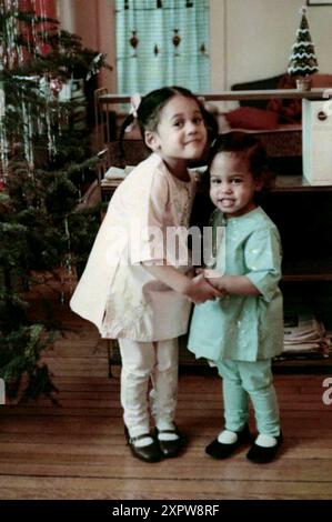 1969 c., États-Unis : L'homme politique et avocat américain KAMALA HARRIS ( né le 20 octobre 1964 ) quand il était un enfant de 5 ans avec sœur MAYA HARRIS ( née le 30 janvier 1967 ) . Du 20 janvier 2021, le vice-président des États-Unis du président démocrate des États-Unis Joe BIDEN . Elle est la première femme vice-présidente des États-Unis, la plus haute fonctionnaire féminine de l'histoire des États-Unis, et la première afro-américaine et la première vice-présidente asiatique américaine. Photographe inconnu . - Vice Presidente alla presidenza Presidente STATI UNITI AMERICA - POLITICO - DONNA POLITICA - POLITIC - personali Banque D'Images