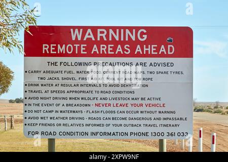 Panneau d'avertissement sur Oodnadatta Track, Marree, Outback, Australie méridionale, Australie Banque D'Images