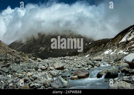 La rivière froide de Lachung qui coule du glacier à Yumesamdong, point zéro, Sikkim, Inde. Altitude de 15 300 pieds, dernier avant-poste de la civilisation et le Banque D'Images