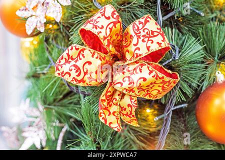 Décoration de Noël avec des rubans et d'autres décorations sur le sapin de Noël. Noël Banque D'Images