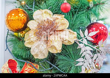 Décoration de Noël avec des rubans et d'autres décorations sur le sapin de Noël. Noël Banque D'Images