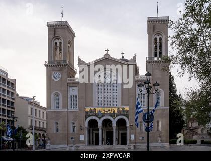 Façade de la cathédrale métropolitaine de l'Annonciation, populairement connue sous le nom de la métropole ou Mitropoli, l'église cathédrale de la Grèce. Banque D'Images