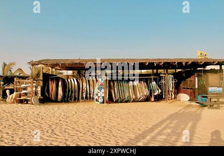 Paysage de plage avec location de planches de surf et sports nautiques avec sable doux et ciel bleu au Cap Vert, Afrique Banque D'Images