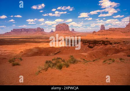 John Fort's point avec arrière-plan buttes à Monument Valley le long de la frontière entre l'Arizona et l'Utah. (ÉTATS-UNIS) Banque D'Images