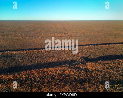 La ligne française, traversant des dunes parallèles, désert de Simpson, outback Australie du Sud, Australie Banque D'Images