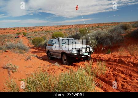 4wd Crossing dunes sur la French Line Track ; Munga-Thirri–Simpson Desert National Park, Simpson Desert, Outback Australie méridionale, Australie Banque D'Images