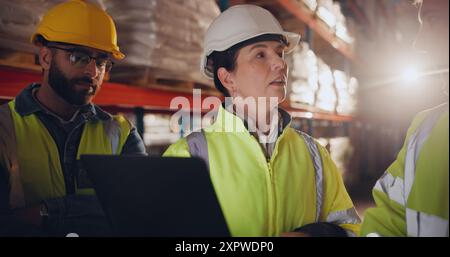 Logistique, équipe ou ordinateur portable en stockage pour la planification, la gestion des stocks ou le contrôle des stocks. Femme responsable des opérations, hommes ou tech dans l'entrepôt pour Banque D'Images