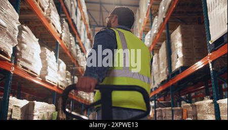 Boîte, stockage et homme avec chariot dans l'entrepôt pour la chaîne d'approvisionnement, la logistique et la distribution des stocks. Dropshipping, fournisseur et sélectionneur avec stock par Banque D'Images