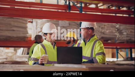 Logistique, équipe ou ordinateur portable dans l'entrepôt pour la liste de contrôle, la gestion des stocks ou la discussion. Femme responsable des opérations, homme ou technicien dans le stockage pour la sécurité Banque D'Images