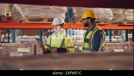 Logistique, équipe ou ordinateur portable en entrepôt pour la planification, la gestion des stocks ou le contrôle des stocks. Femme responsable des opérations, homme ou technicien sur les étagères pour Banque D'Images