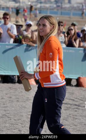 Marseille, France. 07 août 2024. La médaillée d'or Marit Bouwmeester de l'équipe des pays-Bas célèbre la cérémonie de remise des médailles pour le dinghy féminin le jour 12 des Jeux Olympiques de Paris 2024 à Marseille Marina le 07 août 2024 à Marseille, France. Photo de Patrick Aventurier/ABACAPRESS. COM Credit : Abaca Press/Alamy Live News Banque D'Images