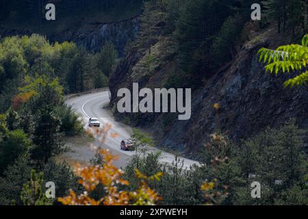 Voitures à travers la route de montagne d'automne près de Mokra Gora dans le sud-ouest de la Serbie Banque D'Images