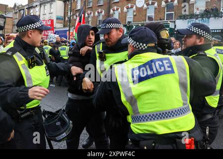 Londres, Royaume-Uni. 07 août 2024. La police retire un manifestant rassemblé pour une manifestation contre le racisme en réaction aux rapports d'un rassemblement d'extrême droite. Crédit : SOPA images Limited/Alamy Live News Banque D'Images