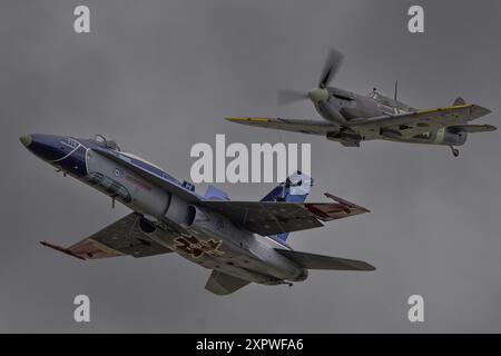 Centenaire de l'Aviation royale canadienne F-18 Hornet, en formation avec un Spitfire au Royal International Air Tattoo 2024. Banque D'Images