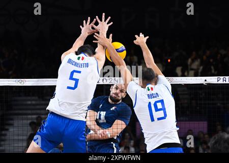 Paris, France. 07 août 2024. PATRY Jean ( 4 - France ) et MICHIELETTO Alessandro ( 5 - Italie ), RUSSO Roberto ( 19 - Italie ), Volleyball, demi-finale masculine entre l'Italie et la France lors des Jeux Olympiques de Paris 2024 le 7 août 2024 au South Paris Arena à Paris, France - photo Federico Pestellini/Panoramic/DPPI Media crédit : DPPI Media/Alamy Live News Banque D'Images