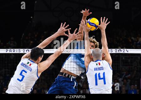 Paris, France. 07 août 2024. CHINENYEZE Barthelemy ( 1 - France ) et MICHIELETTO Alessandro ( 5 - Italie ), GALASSI Gianluca ( 14 - Italie ), volley-ball, demi-finales masculines entre l'Italie et la France lors des Jeux Olympiques de Paris 2024 le 7 août 2024 au South Paris Arena à Paris, France - photo Federico Pestellini/Panoramic/DPPI Media crédit : DPPI Media/Alamy Live News Banque D'Images