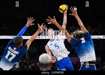 Paris, France. 07 août 2024. MICHIELETTO Alessandro ( 5 - Italie ) et CLEVENOT Trevor ( 17 - France ), CHINENYEZE Barthelemy ( 1 - France ), volley-ball, demi-finales masculines entre l'Italie et la France lors des Jeux Olympiques de Paris 2024 le 7 août 2024 au South Paris Arena à Paris, France - photo Federico Pestellini/Panoramic/DPPI Media crédit : DPPI Media/Alamy Live News Banque D'Images