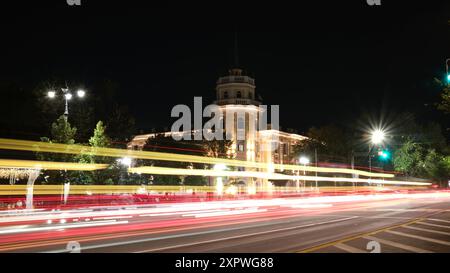 Traînées de feux de circulation de nuit jaunes et rouges en exposition longue Banque D'Images