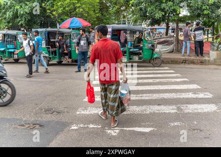 Chittagong, Chattogram, Bangladesh. 7 août 2024. Après la chute du gouvernement de Sheikh Hasina, des citoyens curieux ont pillé et saccagé la périphérie de la ville. En réponse, les élèves ont pris la responsabilité du nettoyage, de l'embellissement de la zone et du contrôle de la circulation. Des centaines d'étudiants de divers établissements d'enseignement ont été vus nettoyer la ville avec des gants, des balais, des pelles, des sacs en polyéthylène noir. En outre, les étudiants ont nettoyé les murs de la ville et peint divers tableaux sur les murs pour embellir la ville. Les étudiants disaient que le pays leur appartient, qu'il est de leur devoir de le protéger. (Crédit I Banque D'Images