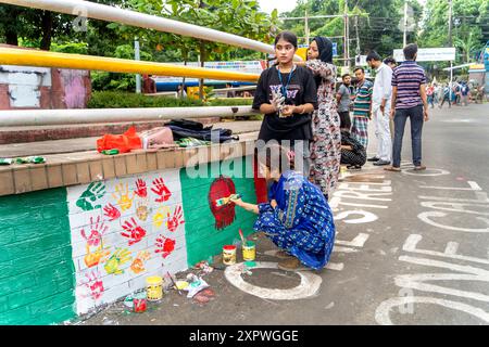 Chittagong, Chattogram, Bangladesh. 7 août 2024. Après la chute du gouvernement de Sheikh Hasina, des citoyens curieux ont pillé et saccagé la périphérie de la ville. En réponse, les élèves ont pris la responsabilité du nettoyage, de l'embellissement de la zone et du contrôle de la circulation. Des centaines d'étudiants de divers établissements d'enseignement ont été vus nettoyer la ville avec des gants, des balais, des pelles, des sacs en polyéthylène noir. En outre, les étudiants ont nettoyé les murs de la ville et peint divers tableaux sur les murs pour embellir la ville. Les étudiants disaient que le pays leur appartient, qu'il est de leur devoir de le protéger. (Crédit I Banque D'Images