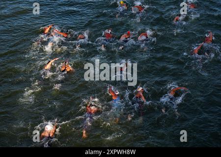 Les compétitrices du marathon féminin de 10 km nagent au Pont Alexandre III le treizième jour des Jeux Olympiques de Paris 2024 en France. Date de la photo : jeudi 8 août 2024. Banque D'Images