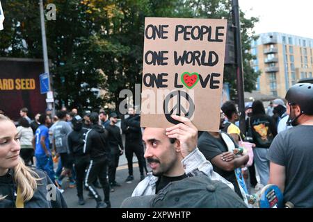 LONDRES, ANGLETERRE : 3 août 2024 : une contre-manifestation Walthamstow a une grande population de la communauté musulmane qui s'oppose fermement à la Ligue de défense anglaise (EDL) il y a 12 ans contre la Ligue de défense anglaise (EDL) n'a pas réussi à se présenter à Walthamstow aujourd'hui, Londres, Royaume-Uni. La désinformation diffusée en ligne sur la mort de trois filles à Southport a suscité un sentiment anti-immigration à blâmer sur l'immigration musulmane. Crédit : Voir Li/Picture Capital/Alamy Live News Banque D'Images