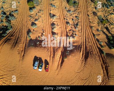 4x4 au sommet de la dune « Big Red », QAA Line, Simpson Desert, près de Birdsville, Outback Queensland, Australie Banque D'Images