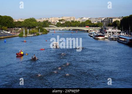 Les compétitrices du marathon féminin de 10 km nagent au Pont Alexandre III le treizième jour des Jeux Olympiques de Paris 2024 en France. Date de la photo : jeudi 8 août 2024. Banque D'Images