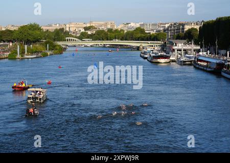 Les compétitrices du marathon féminin de 10 km nagent au Pont Alexandre III le treizième jour des Jeux Olympiques de Paris 2024 en France. Date de la photo : jeudi 8 août 2024. Banque D'Images