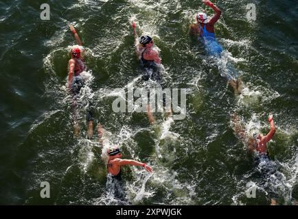 Les compétitrices du marathon féminin de 10 km nagent au Pont Alexandre III le treizième jour des Jeux Olympiques de Paris 2024 en France. Date de la photo : jeudi 8 août 2024. Banque D'Images