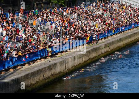 Les compétitrices du marathon féminin de 10 km nagent au Pont Alexandre III le treizième jour des Jeux Olympiques de Paris 2024 en France. Date de la photo : jeudi 8 août 2024. Banque D'Images