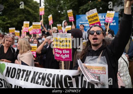 Des centaines de manifestants anti-racistes se sont rassemblés à Brentford mercredi soir pour contrer une nuit de désordre planifiée par des émeutiers d'extrême droite, Londres, Royaume-Uni. Banque D'Images