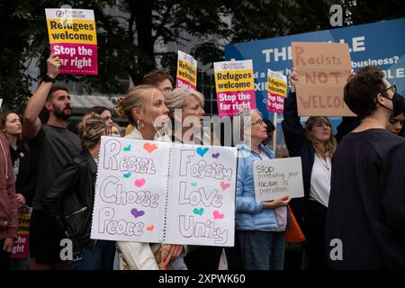 Des centaines de manifestants anti-racistes se sont rassemblés à Brentford mercredi soir pour contrer une nuit de désordre planifiée par des émeutiers d'extrême droite, Londres, Royaume-Uni. Banque D'Images