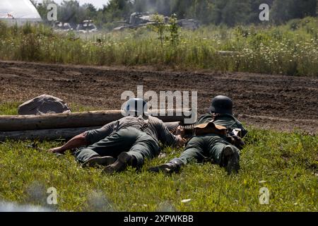 Infanterie allemande - soldats de la seconde Guerre mondiale sur le champ de bataille. des personnes méconnaissables. Aquino Tank Weekend - spectacle militaire historique. Oshawa Canada Banque D'Images