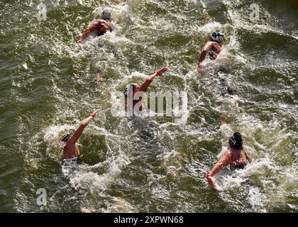 Les compétitrices du marathon féminin de 10 km nagent au Pont Alexandre III le treizième jour des Jeux Olympiques de Paris 2024 en France. Date de la photo : jeudi 8 août 2024. Banque D'Images