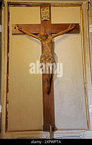 Un crucifix dans la cathédrale de Naples en Italie Banque D'Images