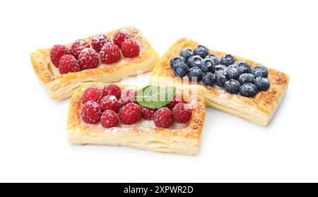 Pâtisseries feuilletées savoureuses aux baies isolées sur blanc Banque D'Images